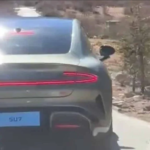 Screenshot-2023-12-12-at-11-32-32-xiaomi-electric-car-on-the-road-1024x576.webp-Imagen-WEBP-1024-×-576-pixeles