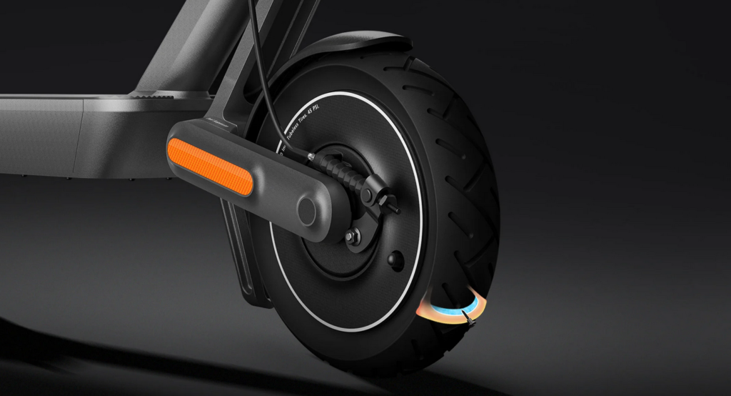 Explore the Xiaomi Electric Scooter 4's innovative features and enhanced autonomy. Uncover its performance on urban roads and the simplicity of managing it through the Xiaomi Home app.