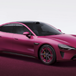 Xiaomi SU7 in Brillantem Magenta (4)