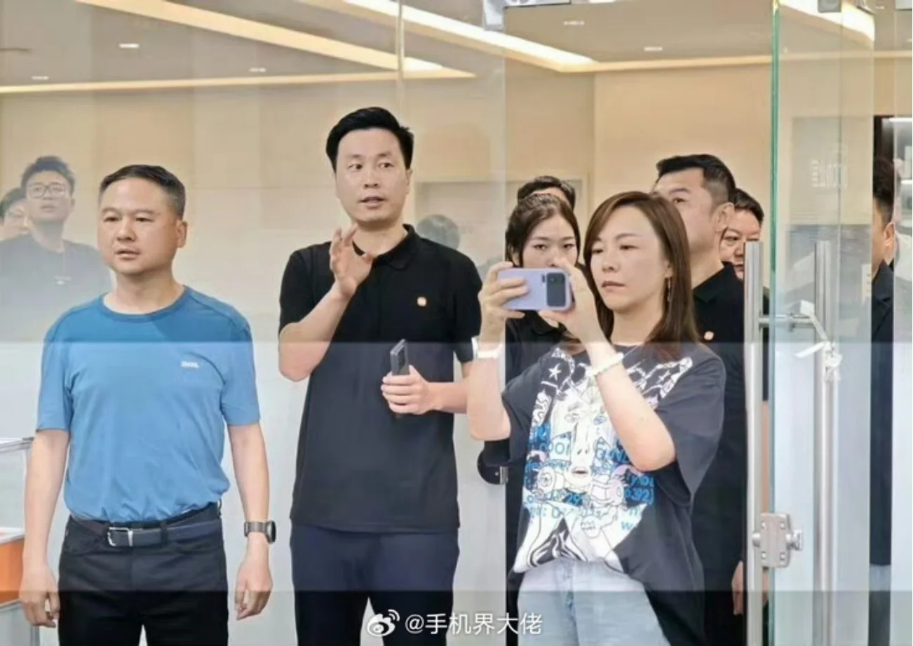 Xiaomi 16 Pro Max second screen