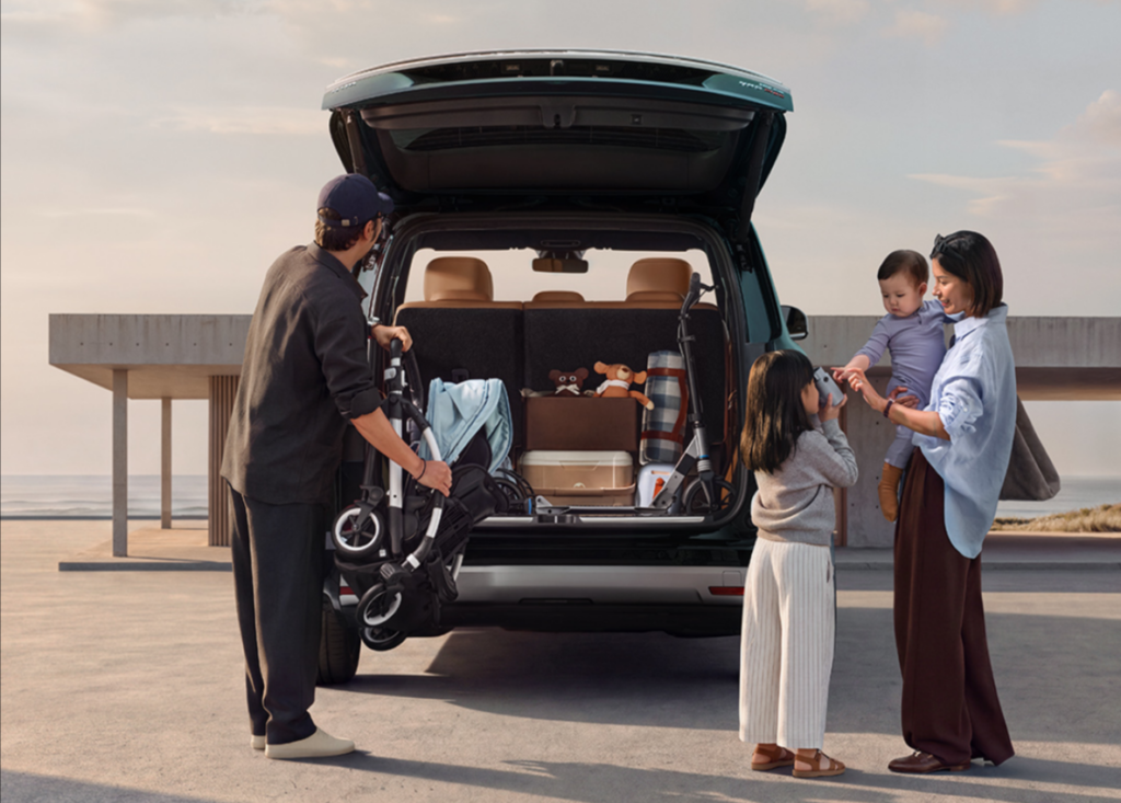 Discover the Xiaomi SkyNomad N90 Max, a new 7-seater EREV SUV. We analyze its design, range, and how it fits into the broader Xiaomi ecosystem strategy.